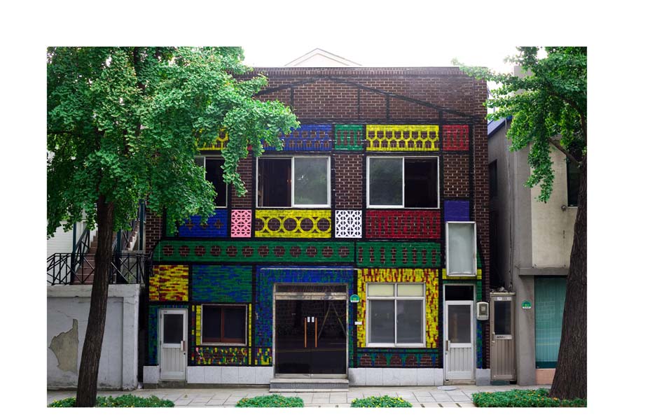 untitled-‘휘경-사라지는-풍경’-설치장면-colored-tape통의동-보안여관-2009