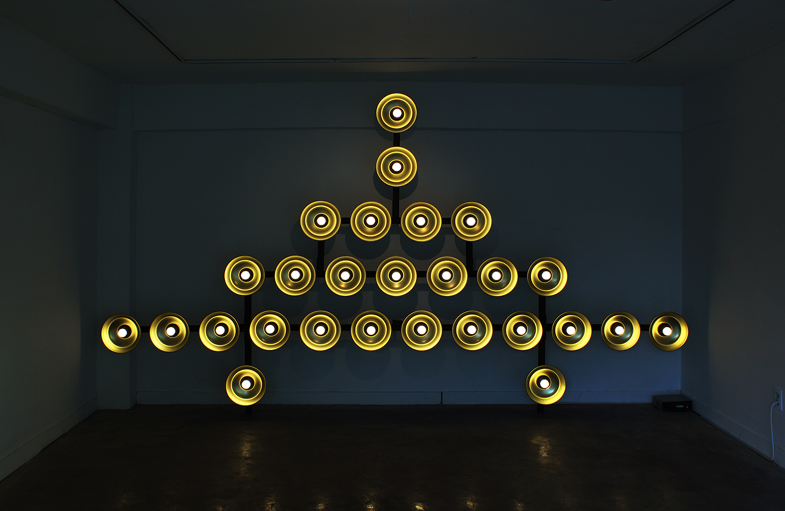 홍장오_08_27개의-UFO_247x438x45cm_투광등철프레임전기장치_2014
