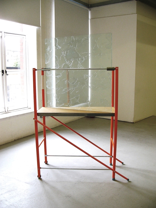 홍장오_10_투명한위장_-120x45x190cm_유리-실리콘-작업대_2007